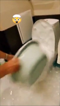 Soirée mousse dans les toilettes... pas vraiment prévu