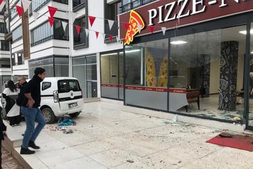 Hafif ticari araç motosiklet ile iş yerinin vitrinine çarptı