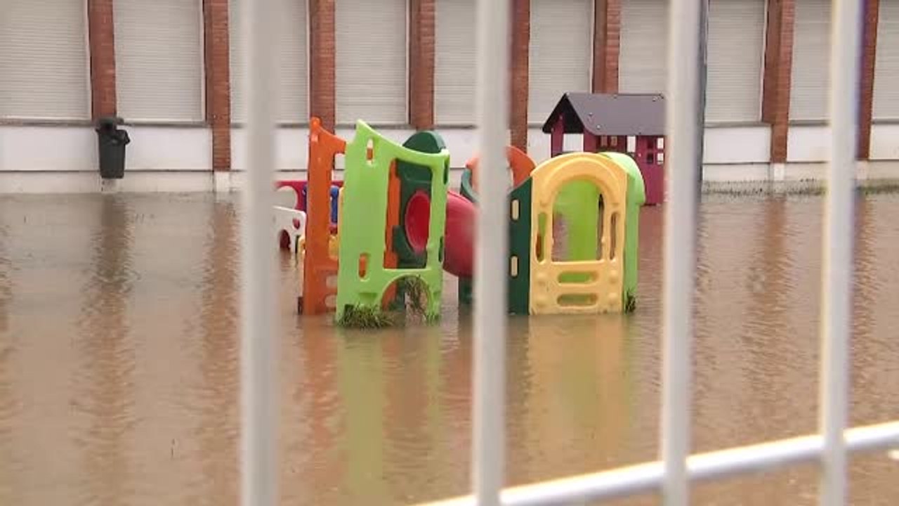 Inundaciones en Laredo (Cantabria) con calles anegadas y colegios cerrados