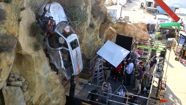 SAN ANDREAS - B-Roll (2015) Dwayne Johnson