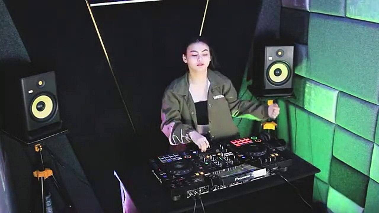 (Music Video Official) DJ baby chia on dance party time