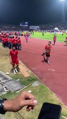 Con gái Trung vệ Bùi Tiến Dũng khóc nói nhớ bố trên khán đài