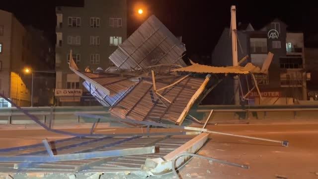 Lodos nedeniyle uçan çatı metro güzergahına düştü