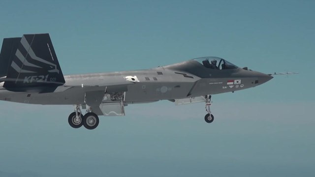 [뉴스라이브] 국산 전투기 KF-21, 첫 초음속 비행 성공...어떤 의미? / YTN