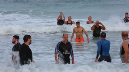 سعيًا لصحة أفضل.. مُحبّو اللياقة البدنية في غزة يسبحون في البحر خلال الشتاء!
