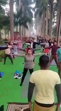 स्वास्थ्य व निरोगी काया के लिए जुट रहे लोग