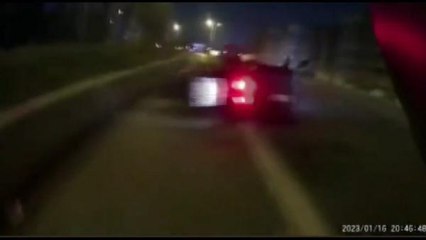 BAKIRKÖY'DE SÜRÜCÜNÜN YARA ALMADAN ATLATTIĞI MOTOSİKLET KAZASI KAMERADA