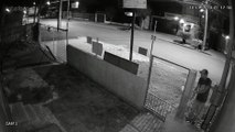 Câmera flagra ladrão furtando botijão de gás em empresa no bairro Alto Alegre