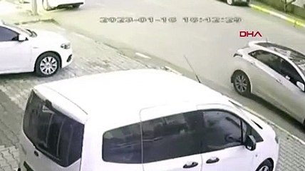 Köpekten kaçan çocuğa araba çarptı