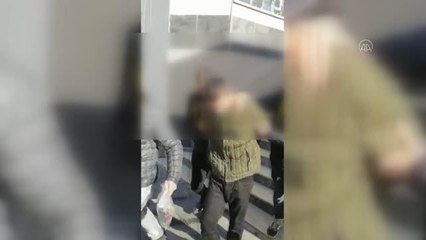 Zeytinburnu'nda kendilerini polis olarak tanıtarak gasp yapan 3 şüpheli yakalandı