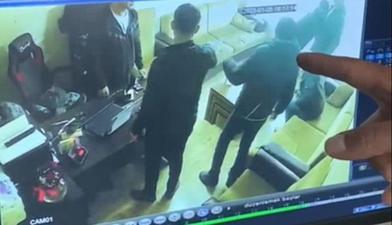 100 BİN EURO ÇALAN SAHTE POLİSLER KİMLİKLE TELEFONLARINI DÜŞÜRÜNCE YAKALANDILAR