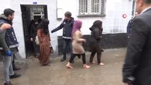 Kilis'te kaçak göçmen baskını: Evde 31 düzensiz göçmen yakalandı
