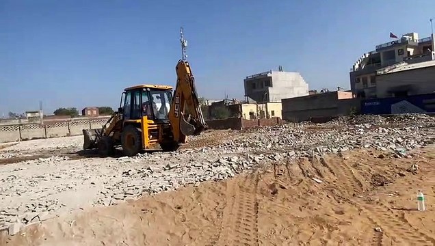 अवैध कॉलोनियों के साथ कैफे पर चली जेसीबी