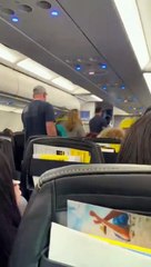 EUA. Ao ser expulsa de voo, mulher grita: "Espero que caiam e morram!"