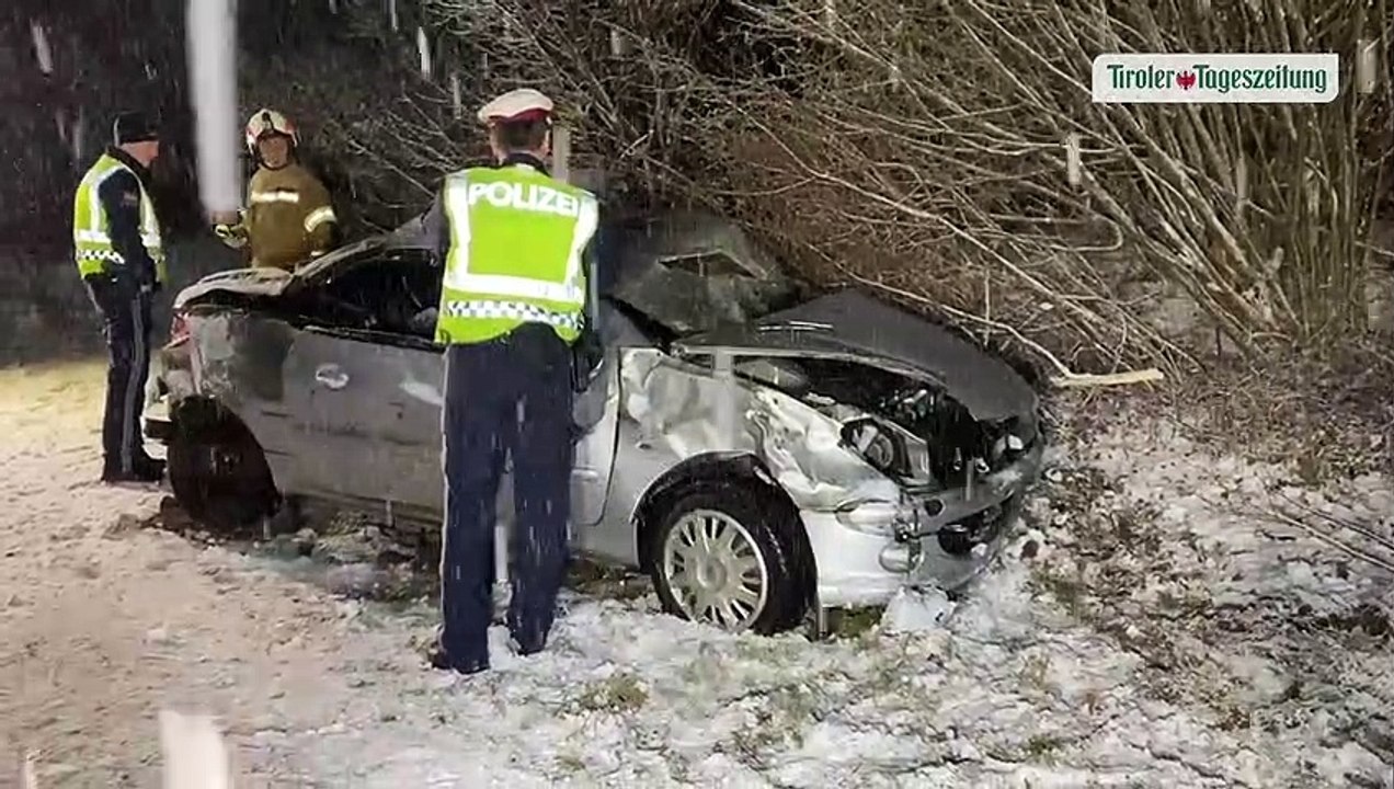17-Jährige kam in Wörgl von Straße ab: Auto überschlug sich mehrmals