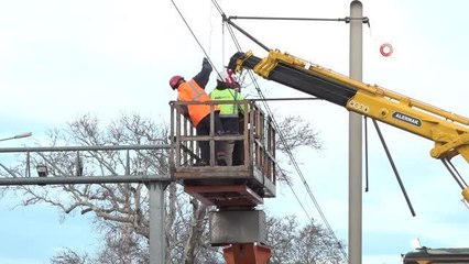 Binanın çatısı metro hattına uçtu, ekipler seferber oldu