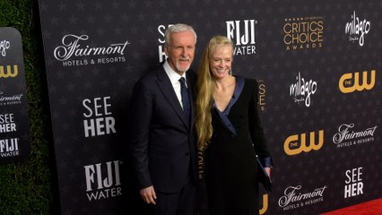 Tải video: James Cameron and Suzy Amis 2023 Critics Choice Awards Red Carpet Arrivals