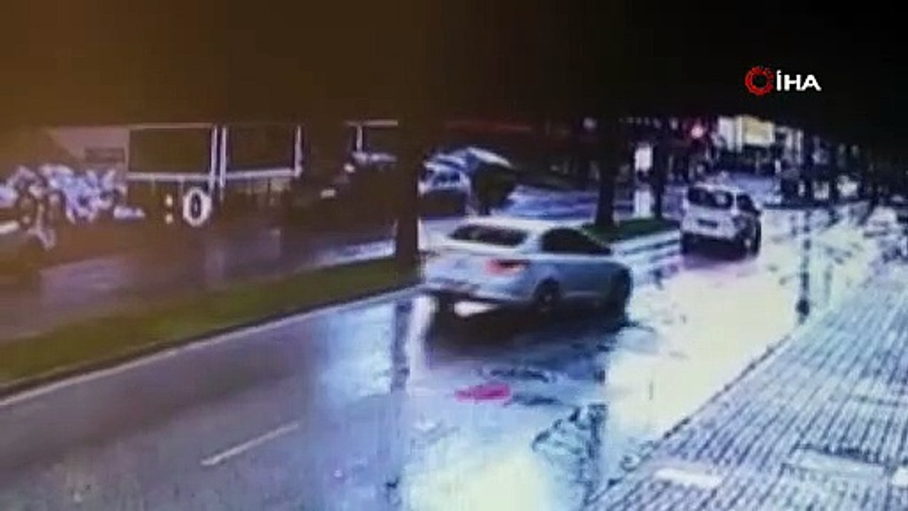 Kaza yapan otomobil, trafik lambasını devirdi