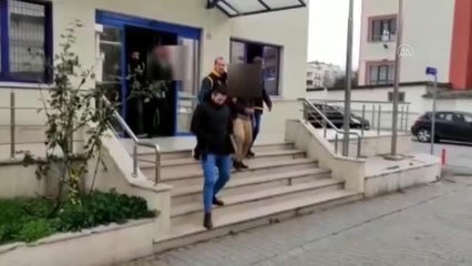 Park halindeki otomobili "halat" kullanarak çalan 2 zanlı yakalandı