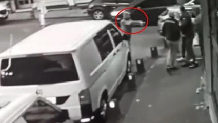 Yaralı kediye yardım edene "Bırak zaten ölmüş" dedikten sonra silah doğrulttu! Ceza çok geçmeden geldi