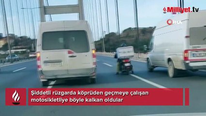 Şiddetli rüzgarda köprüden geçmeye çalışan motosikletliye böyle kalkan oldular
