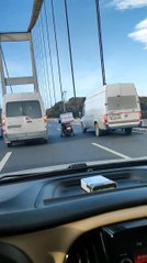Şiddetli rüzgarda köprüden geçen motosikletliye böyle kalkan oldular