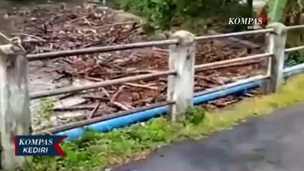 Tumpukan Sampah Bambu Sebabkan Sungai Meluap