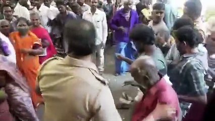 Video : एसआइ ने बुजुर्गों को धकेला, लात मारी, लाइन हाजिर