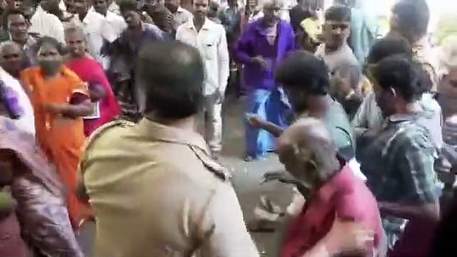 Video : एसआइ ने बुजुर्गों को धकेला, लात मारी, लाइन हाजिर