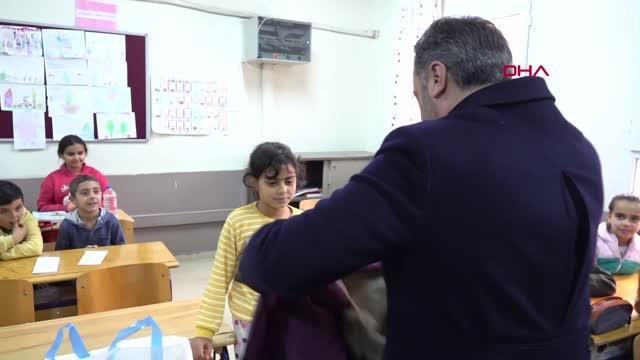 YÜREĞİR BELEDİYESİ ÇOCUKLARA MONT DAĞITTI