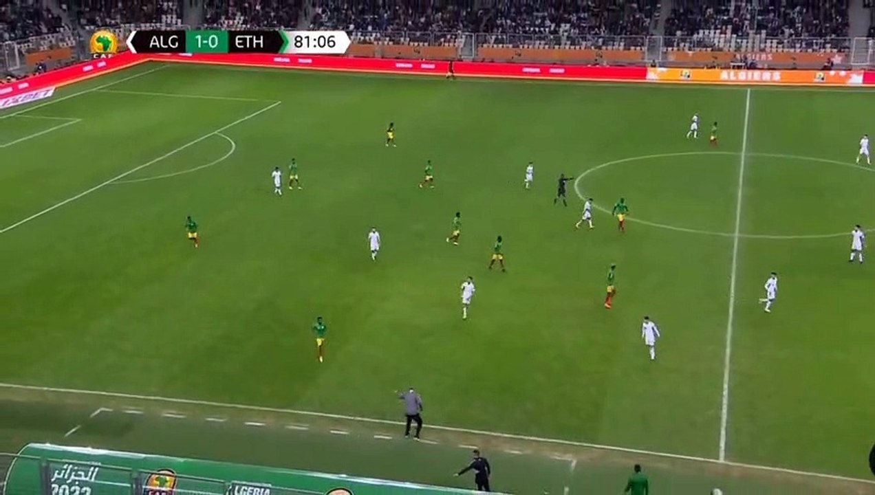 Rabah Madjer sifflé au stade Baraki : la honte !!!