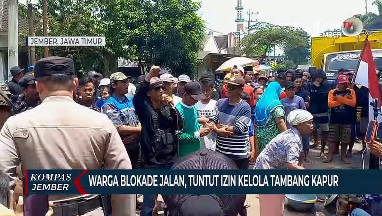 Aksi Blokade Jalan Tuntut Pemberian Izin Tambang Kapur Gunung Sadeng