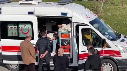 Devrilen otomobildeki 3 genç yaralandı