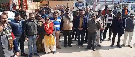 तहसीलदार के खिलाफ प्रदर्शन करते तहसील के कर्मचारी