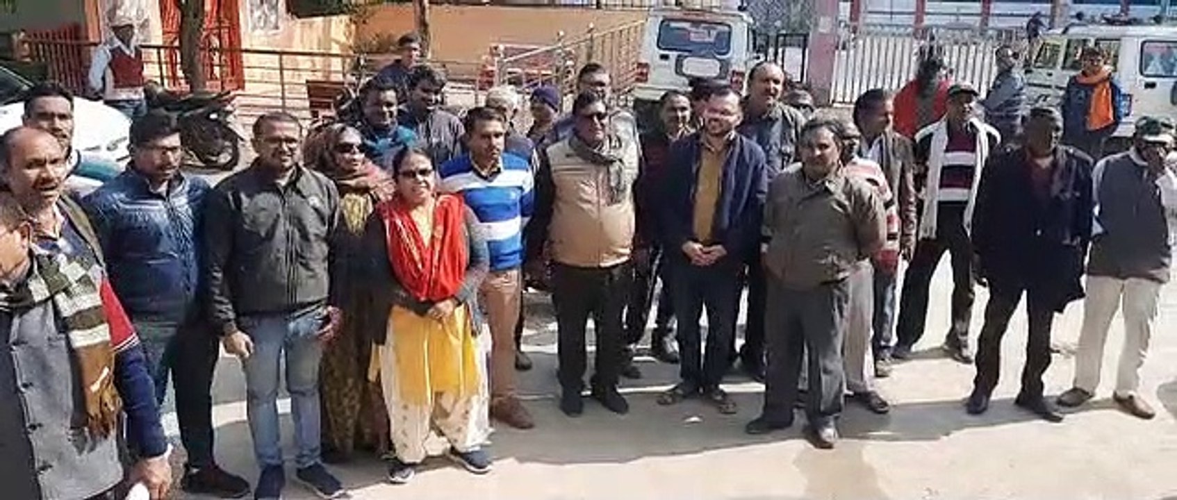 तहसीलदार के खिलाफ प्रदर्शन करते तहसील के कर्मचारी