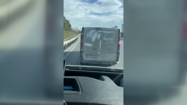 Ambulansa yol vermeyen kamyonet cep telefonuyla görüntülendi