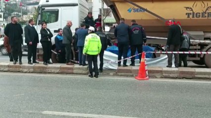 Eşiyle el ele karşıya geçerken kamyonun altında kalıp can verdi