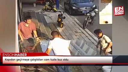 Kapıdan geçirmeye çalıştıkları cam tuzla buz oldu