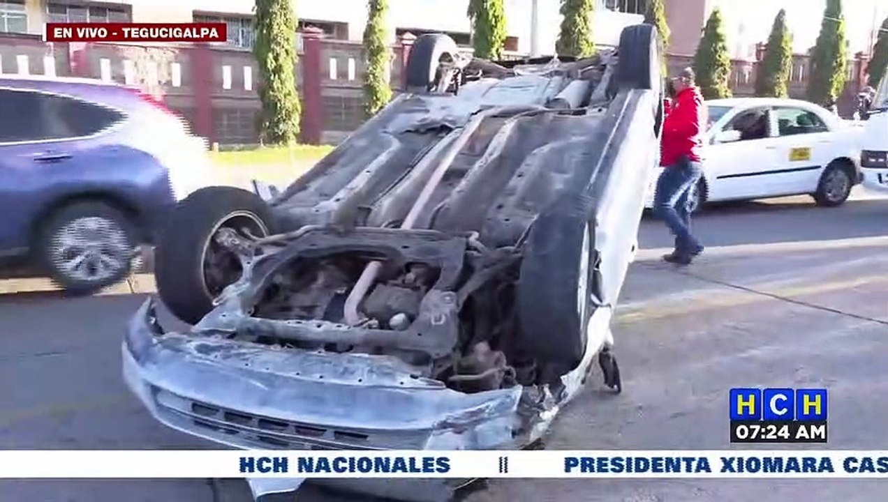 "Llantas arriba" queda vehículo tras explotarle llanta e impactar con otro carro en bulevar Suyapa