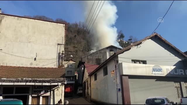 ZONGULDAK - Binanın çatı katında çıkan yangın hasara yol açtı