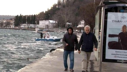 Télécharger la video: İstanbul'da lodos etkili oldu, dalgalar sahile vurdu