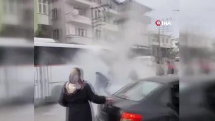 Seyir halindeki servis minibüsünün altından alevler yükseldi