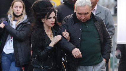GALA VIDEO - Amy Winehouse star d'un biopic : découvrez la première photo de l'actrice qui va l'incarner