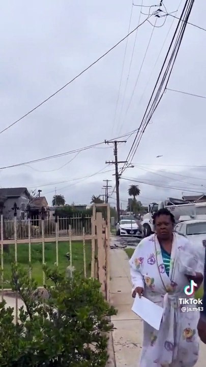 Un fou détruit des voitures avec son camion