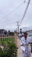 Un fou détruit des voitures avec son camion