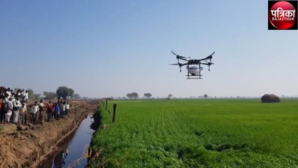 ऐसे करते हैं ड्रोन तकनीक से खाद का छिड़काव