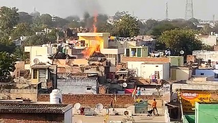 घनी आबादी में सूने घर में लगी आग, लपटें देख मची अफरा तफरी