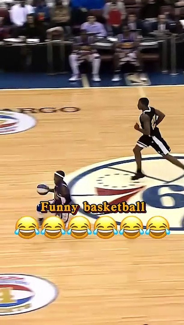 ⁣Funny Basketball Moument