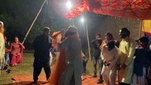 New sexy Mujra Dance | Nanga Mujra | Tharki Baba Mamy pakar liye