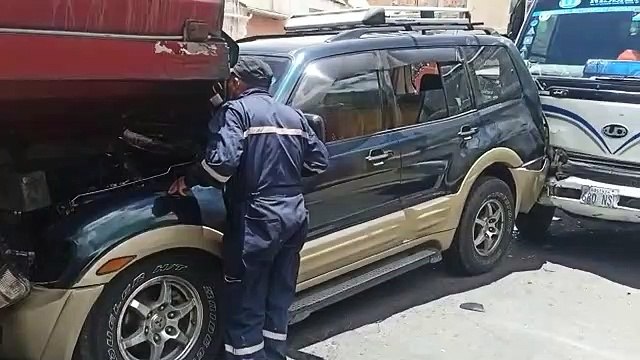 Triple colisión en el centro de La Paz deja a dos abuelos y sus nietos heridos